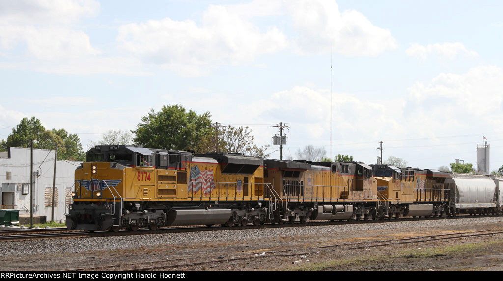 UP 8774 leads NS train 172 northbound